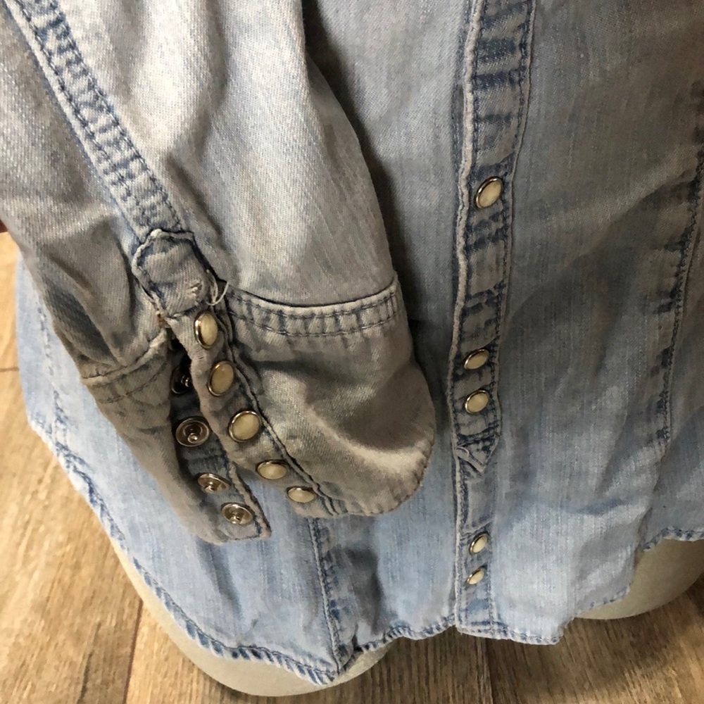 Distressed jean jacket - Picture 4 of 7